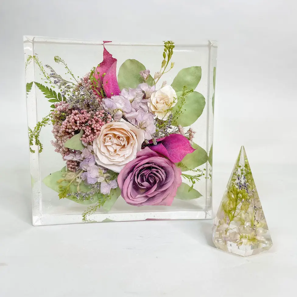 Lavender and blush rose arrangement in square resin tablet