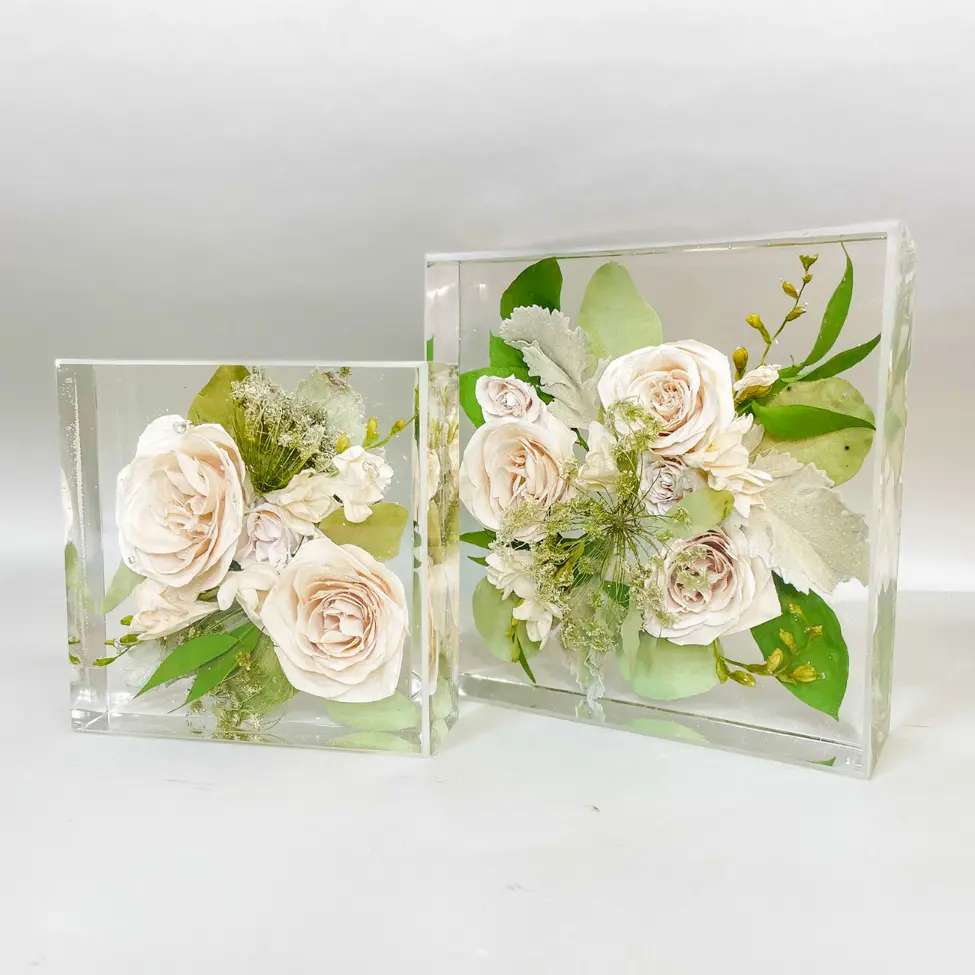 Matching pair of resin tablets with white rose bouquet